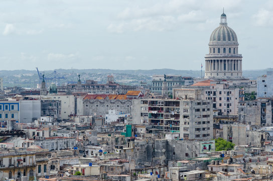Kuba, Havanna, Blick auf die Altstadt und das Capitolio von Havanna