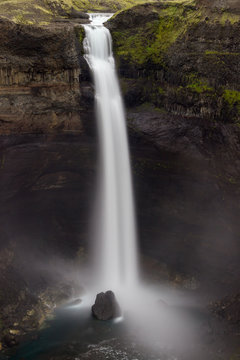 Island, Su&eth;urland, Der Seljalandsfoss ist immer f&uuml;r eine Dusche gut. Ein einzigartiges Erlebnis war es, hinter einem Wasserfall herum zu laufen