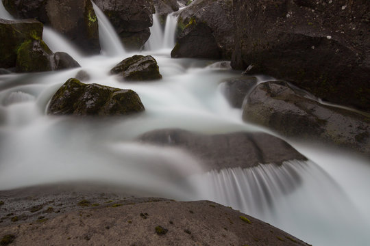 Island, Su&eth;urland, In den ruhigen Morgenstunden, bei einer Wanderung durch den &THORN;ingvellir-Nationalpark mit der weltber&uuml;hmten Silfra Spalte