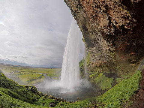 Island, Su&eth;urland, Der Seljalandsfoss ist immer f&uuml;r eine Dusche gut. Ein einzigartiges Erlebnis war es, hinter einem Wasserfall herum zu laufen