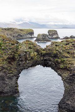 Island, Grundarfjar&eth;arb&aelig;r, Arnastapi bietet wohl alle m&ouml;glichen Basaltformationen an