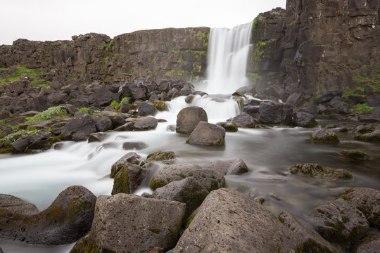 Island, Su&eth;urland, In den ruhigen Morgenstunden, bei einer Wanderung durch den &THORN;ingvellir-Nationalpark mit der weltber&uuml;hmten Silfra Spalte