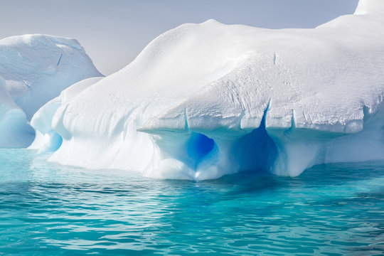 Antarktis, Expeditionsschiff - Glasklares blaues Wasser, das den Schnee blau f&auml;rbt