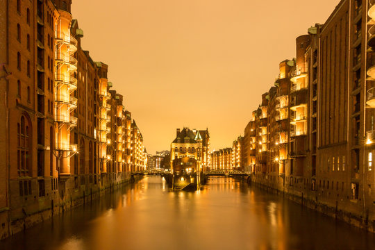 Deutschland, Hamburg, Der beliebteste Fotopunkt der Anlage ist im dunkeln traumhaft beleuchtet