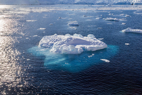 Antarktis, Auf dem Weg zur N&auml;chsten Anlegebucht - Ein Eisbrocken im Wasser