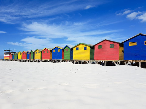 S&uuml;dafrika, Western Cape, Cape Town, eines der bekanntesten Motive,  die stellvertretend f&uuml;r S&uuml;dafrika stehen, sind wohl die bunten Strandh&auml;user von Muizenberg und Kalk Bay. Zum Ende des 19. Jahrhunderts tummelten sich in den beiden &Ouml;rtchen s&uuml;dlich von Kapstadt bekannte K&uuml;nstler und Wohlhabende, die an den Str&auml;nden ihre Wochenenddomizile erbauen lie&szlig;en. Die Holz-Badeh&auml;uschen werden noch immer als Umkleidekabinen genutzt.