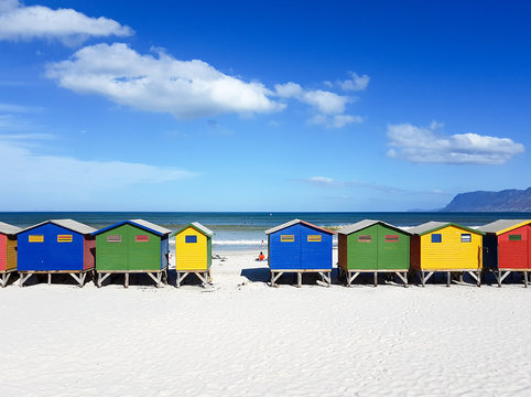 S&uuml;dafrika, Western Cape, Cape Town, eines der bekanntesten Motive,  die stellvertretend f&uuml;r S&uuml;dafrika stehen, sind wohl die bunten Strandh&auml;user von Muizenberg und Kalk Bay. Zum Ende des 19. Jahrhunderts tummelten sich in den beiden &Ouml;rtchen s&uuml;dlich von Kapstadt bekannte K&uuml;nstler und Wohlhabende, die an den Str&auml;nden ihre Wochenenddomizile erbauen lie&szlig;en. Die Holz-Badeh&auml;uschen werden noch immer als Umkleidekabinen genutzt.