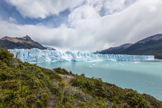 Argentinien, Santa Cruz, Lago Argentino, Der spektakul&auml;re Perito Moreno Gletscher von Weitem