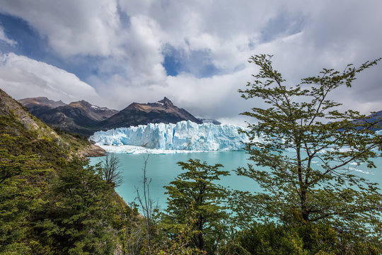 Argentinien, Santa Cruz, Lago Argentino, Der spektakul&auml;re Perito Moreno Gletscher von Weitem