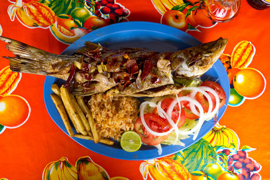 Gebratener Fisch mit Chili - Spezialität Mexiko, fangfrisch, bunt, scharf