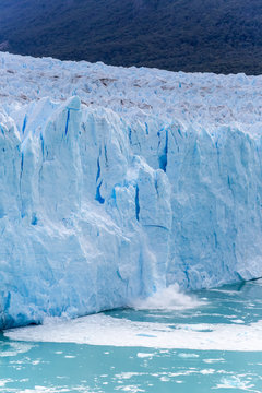 Argentinien, Santa Cruz, Lago Argentino, Eissturz an der Abbruchkante des Perito Moreno Gletschers