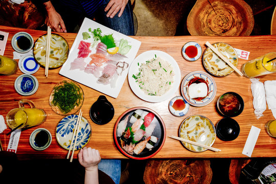 Japan, Okinawa-ken, Nakagami-gun, Japanisches Mittagessen im Oki Seafood Restaurant auf Okinawa