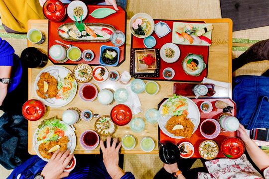 Japan, Okinawa-ken, Okinawa-shi, Japanisches Essen auf Okinawa, Mittagessen in Japan