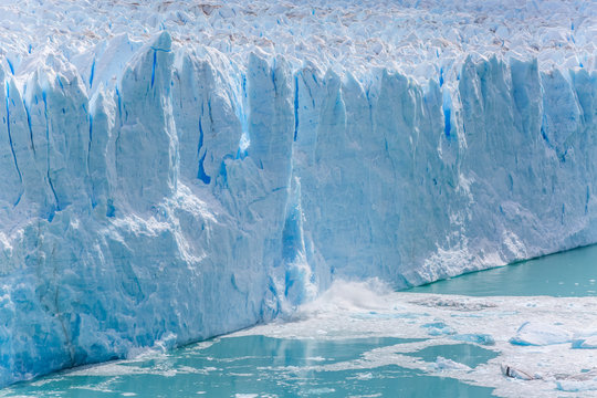 Argentinien, Santa Cruz, Lago Argentino, Eissturz an der Abbruchkante des Perito Moreno Gletschers
