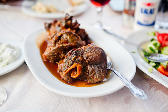 Griechenland, Karpathos, Olymbos, Ziegenfleisch mit Salat