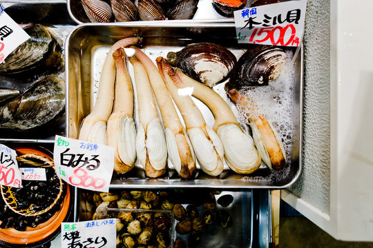 Japan, Tokio, Chūō-ku, Essen auf dem Tsukiji-Fischmarkt