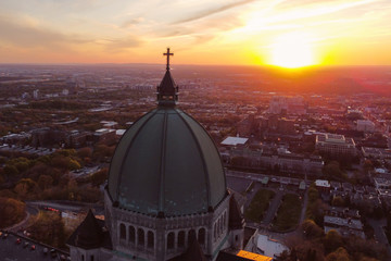 Fototapeta premium Montreal Oratoire st-Joseph dome with sunset