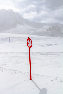 Österreich, Tirol, Imst, Ski Freizeit in Sankt Leonhard im Pitztal, Ortsteil Piösmes, Schild mit rotem Pfeil, Pitztaler Gletscher