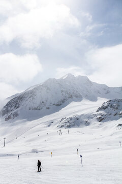 &Ouml;sterreich, Tirol, Imst, Ski Freizeit in Sankt Leonhard im Pitztal, Ortsteil Pi&ouml;smes, Skipiste auf dem Gletscher, Pitztaler Gletscher