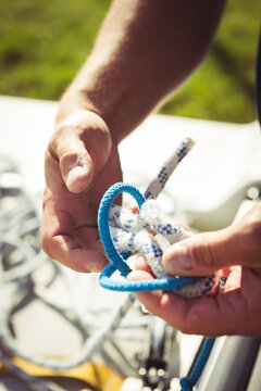 Deutschland, Mecklenburg-Vorpommern, Rankwitz, WASSERSPORT-CAMP, Katamaransegeln auf dem Peenestrom vor Usedom, Seil verknoten