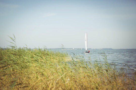 Deutschland, Mecklenburg-Vorpommern, Rankwitz, WASSERSPORT-CAMP, Katamaransegeln auf dem Peenestrom vor Usedom, Katamaransegeln auf dem Peenestrom