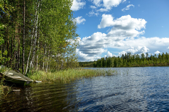 Finnland, 10 Tage leben im M&ouml;kki, auf einer Insel die nur mit dem Ruderboot zu erreichen ist. Der n&auml;chste Ort Juvola ist 1 km entfernt. Region Linnansaari Nationalpark, Ein Boot liegt am Ufer