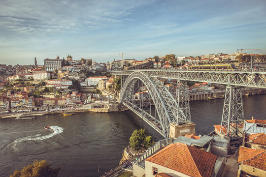 Portugal, Porto, Mit Blick auf die Altstadt von Porto auf den Fluss Douro