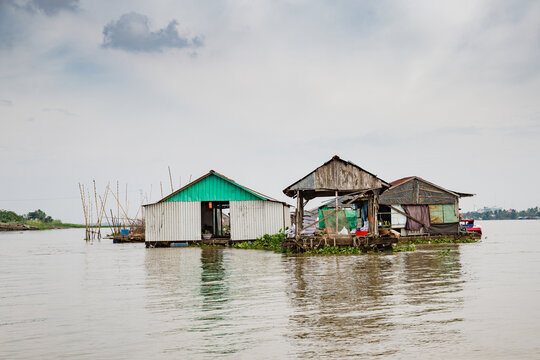 Vietnam, Cần Thơ, B&igrave;nh Thủy, Zu Besuch bei den Fischz&uuml;chtern von fliegenden Fischen auf der Insel Con Son (Cồn Sơn, B&ugrave;i Hữu Nghĩa,) in der N&auml;he von Cần Thơ der gr&ouml;&szlig;te Stadt im Mekong-Delta und gleichzeitig die Hauptstadt des Mekong Delta. Mit dem Boot geht es &uuml;ber einen Seitenarm des Mekong auf die Insel. Schwimmende H&auml;user auf dem Wasser. Wohnungen der Fischer., Fischerh&auml;user auf dem Mekong