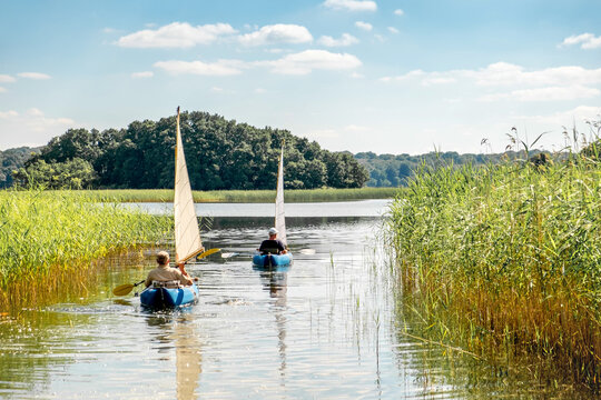 Deutschland, Brandenburg, Boitzenburger Land, Auf Fahrradtour um Thomsdorf in der Uckermark, Zwei M&auml;nner paddeln &uuml;ber den See