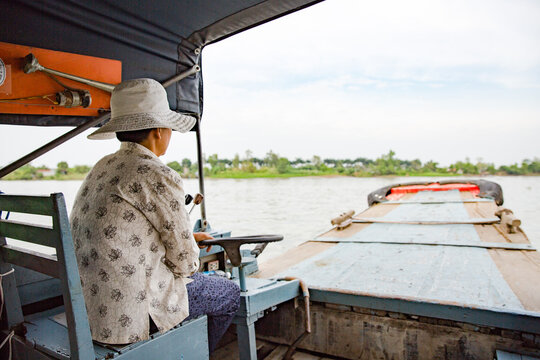 Vietnam, Cần Thơ, B&igrave;nh Thủy, Zu Besuch bei den Fischz&uuml;chtern von fliegenden Fischen auf der Insel Con Son (Cồn Sơn, B&ugrave;i Hữu Nghĩa,) in der N&auml;he von Cần Thơ der gr&ouml;&szlig;te Stadt im Mekong-Delta und gleichzeitig die Hauptstadt des Mekong Delta. Mit dem Boot geht es &uuml;ber einen Seitenarm des Mekong auf die Insel., Fischz&uuml;chter auf einem Boot