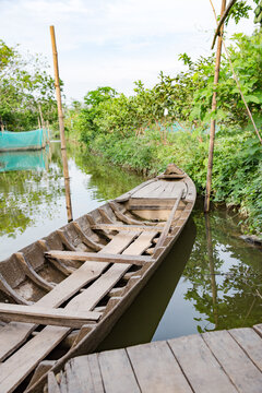 Vietnam, Cần Thơ, B&igrave;nh Thủy, Zu Besuch bei den Fischz&uuml;chtern von fliegenden Fischen auf der Insel Con Son (Cồn Sơn, B&ugrave;i Hữu Nghĩa,) in der N&auml;he von Cần Thơ der gr&ouml;&szlig;te Stadt im Mekong-Delta und gleichzeitig die Hauptstadt des Mekong Delta. Mit dem Ruderboot durch die Fischzuchtplantage. Ein Ruderboot am Anlegesteg., Ruderboot am Anlegesteg in der Fischzuchtplantage