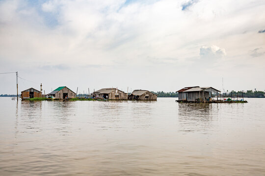 Vietnam, Cần Thơ, B&igrave;nh Thủy, Zu Besuch bei den Fischz&uuml;chtern von fliegenden Fischen auf der Insel Con Son (Cồn Sơn, B&ugrave;i Hữu Nghĩa,) in der N&auml;he von Cần Thơ der gr&ouml;&szlig;te Stadt im Mekong-Delta und gleichzeitig die Hauptstadt des Mekong Delta. Mit dem Boot geht es &uuml;ber einen Seitenarm des Mekong auf die Insel. Schwimmende H&auml;user auf dem Wasser. Wohnungen der Fischer., Fischerh&auml;user auf dem Fluss