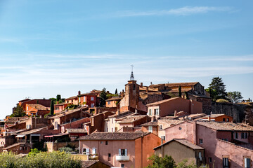 Frankreich, Provence-Alpes-Côte d'Azur, Roussillon, Roussillon im Süden von Frankreich ist ein Bergdorf im Naturpark Luberon in der Region Provence. Die Gegend ist berühmt für seine Ockerfelsen. Hier, wo einst die Ockerindustrie florierte, findet man eine Landschaft in den unterschiedlichsten Ockertönen vor