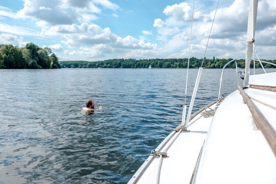 Deutschland, Berlin, Segeln auf dem Wannsee, von der Scharfen Lanke mit dem Segelboot in Richtung Wannsee an der Pfaueninsel vorbei. Ein Tag auf einem Segelboot mit &Uuml;bernachtung