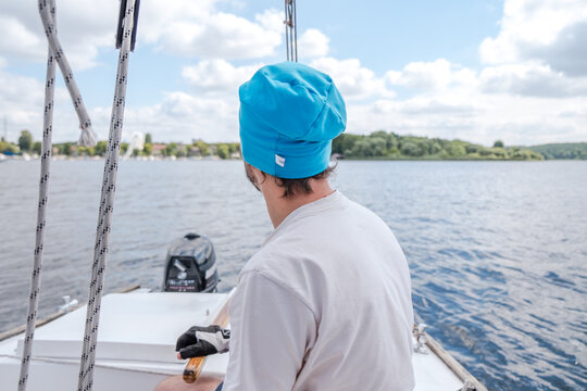 Deutschland, Berlin, Segeln auf dem Wannsee, von der Scharfen Lanke mit dem Segelboot in Richtung Wannsee an der Pfaueninsel vorbei. Ein Tag auf einem Segelboot mit &Uuml;bernachtung
