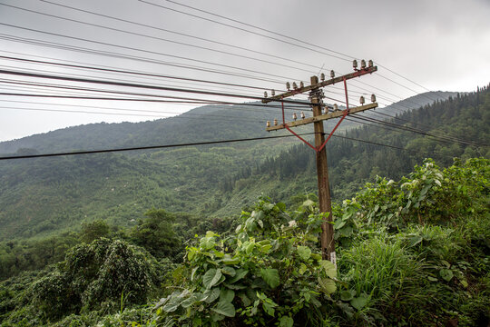 Vietnam, Thừa Thi&ecirc;n Huế, Ph&uacute; Lộc, Zugfahrt von Hanoi nach Ho-Chi-Minh-Stadt / Saigon. Hauptroute des vietnamesischen Eisenbahnnetz. Der Wolkenpass die nat&uuml;rliche Grenze und Wetterscheide zwischen Nord- und S&uuml;d Vietnam.