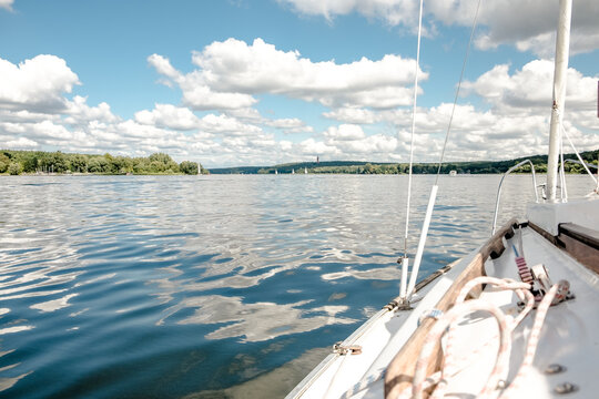 Deutschland, Berlin, Segeln auf dem Wannsee, von der Scharfen Lanke mit dem Segelboot in Richtung Wannsee an der Pfaueninsel vorbei. Ein Tag auf einem Segelboot mit &Uuml;bernachtung