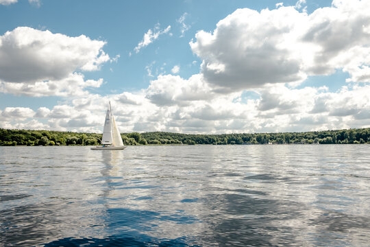 Deutschland, Berlin, Segeln auf dem Wannsee, von der Scharfen Lanke mit dem Segelboot in Richtung Wannsee an der Pfaueninsel vorbei. Ein Tag auf einem Segelboot mit &Uuml;bernachtung