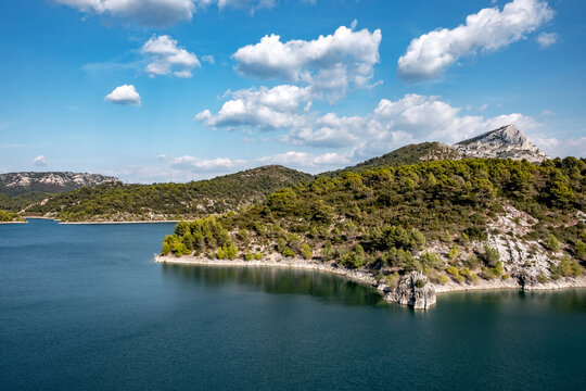 Frankreich, Provence-Alpes-C&ocirc;te d'Azur, Saint-Marc-Jaumegarde, S&uuml;dfrankreich in der Provence. Barrage De Bimont Talsperre in der N&auml;he von Aix-en-Provence