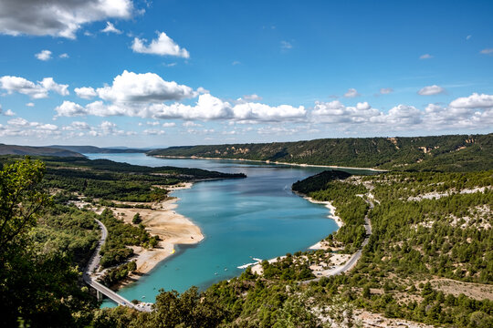 Frankreich, Provence-Alpes-C&ocirc;te d'Azur, La Palud-sur-Verdon, Die Verdonschlucht, franz&ouml;sisch Gorges du Verdon, umgangssprachlich auch Grand Canyon du Verdon, ist eine Schlucht in der franz&ouml;sischen Provence. Die Schlucht ist eine der gr&ouml;&szlig;ten Schluchten Europas. Blick auf den Stausee Lac de Sainte-Croix