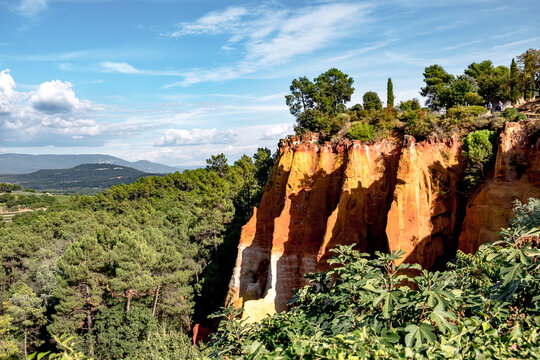 Frankreich, Provence-Alpes-C&ocirc;te d'Azur, Roussillon, Roussillon im S&uuml;den von Frankreich ist ein Bergdorf im Naturpark Luberon in der Region Provence. Die Gegend ist ber&uuml;hmt f&uuml;r seine Ockerfelsen. Hier, wo einst die Ockerindustrie florierte, findet man eine Landschaft in den unterschiedlichsten Ockert&ouml;nen vor