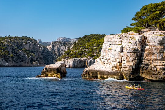 Frankreich, Provence-Alpes-Côte d'Azur, Marseille, Die Stadt Cassis an der Calanque Küste ist immer noch ein charmantes Fischerdorf. Von Cassis aus mit dem Motorboot entlang der Calanque Küste