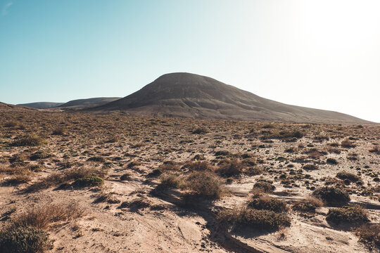 Spanien, Kanaren, La Oliva, Fuerteventura, Auf einer Stra&szlig;e mit mit Blick auf typische Bergketten der Insel