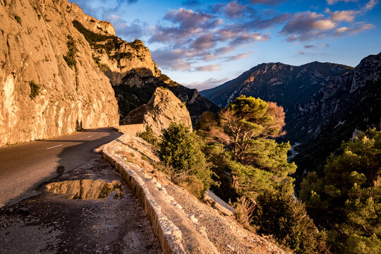 Frankreich, Provence-Alpes-C&ocirc;te d'Azur, La Palud-sur-Verdon, Die Verdonschlucht, franz&ouml;sisch Gorges du Verdon, umgangssprachlich auch Grand Canyon du Verdon, ist eine Schlucht in der franz&ouml;sischen Provence. Die Schlucht ist eine der gr&ouml;&szlig;ten Schluchten Europas. Passstra&szlig;e in die Schlucht.
