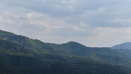 Wolken &uuml;ber h&uuml;geliger Landschaft mit Wald, nat&uuml;rliche Waldlandschaft, unber&uuml;hrte Natur