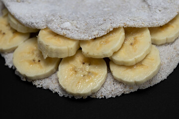 Clouse Up  Tapioca com banana em fundo preto 