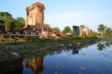 Fototapeta na wymiar Mirror effects of the ruins of Wat Chetuphon in Sukhothai