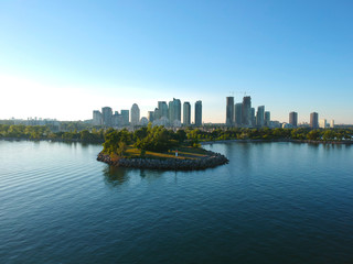 Obraz premium Panorama z widokiem na miasto Humber Bay Shores Park, zielona przestrzeń z panoramą miasta. Wieżowce nad Queensway o zachodzie słońca w okresie letnim, w pobliżu Etobicoke lub New Toronto, Ontario, Kanada