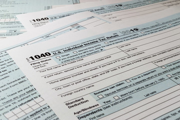 Obraz premium Tax form business financial concept: close up view of individual income tax return form 2019
