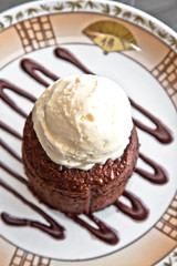 postre de helado de nuez con brownie y chocolate